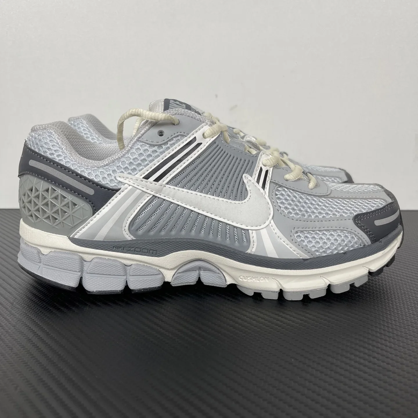Nike Zoom Vomero 5 米灰色
