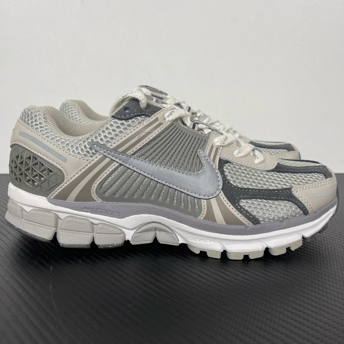 Nike Zoom Vomero 5 灰色