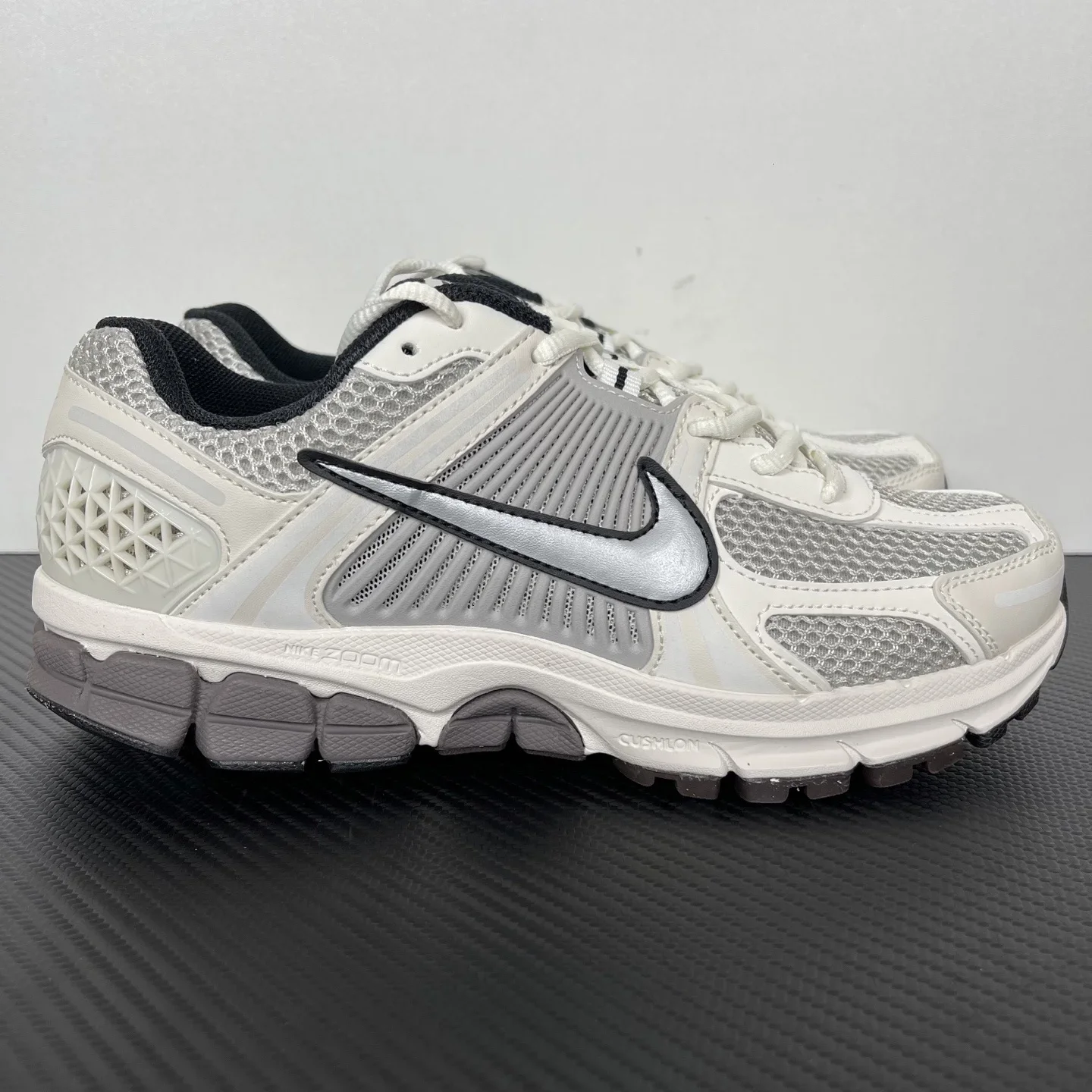 Nike Zoom Vomero 5 米銀色