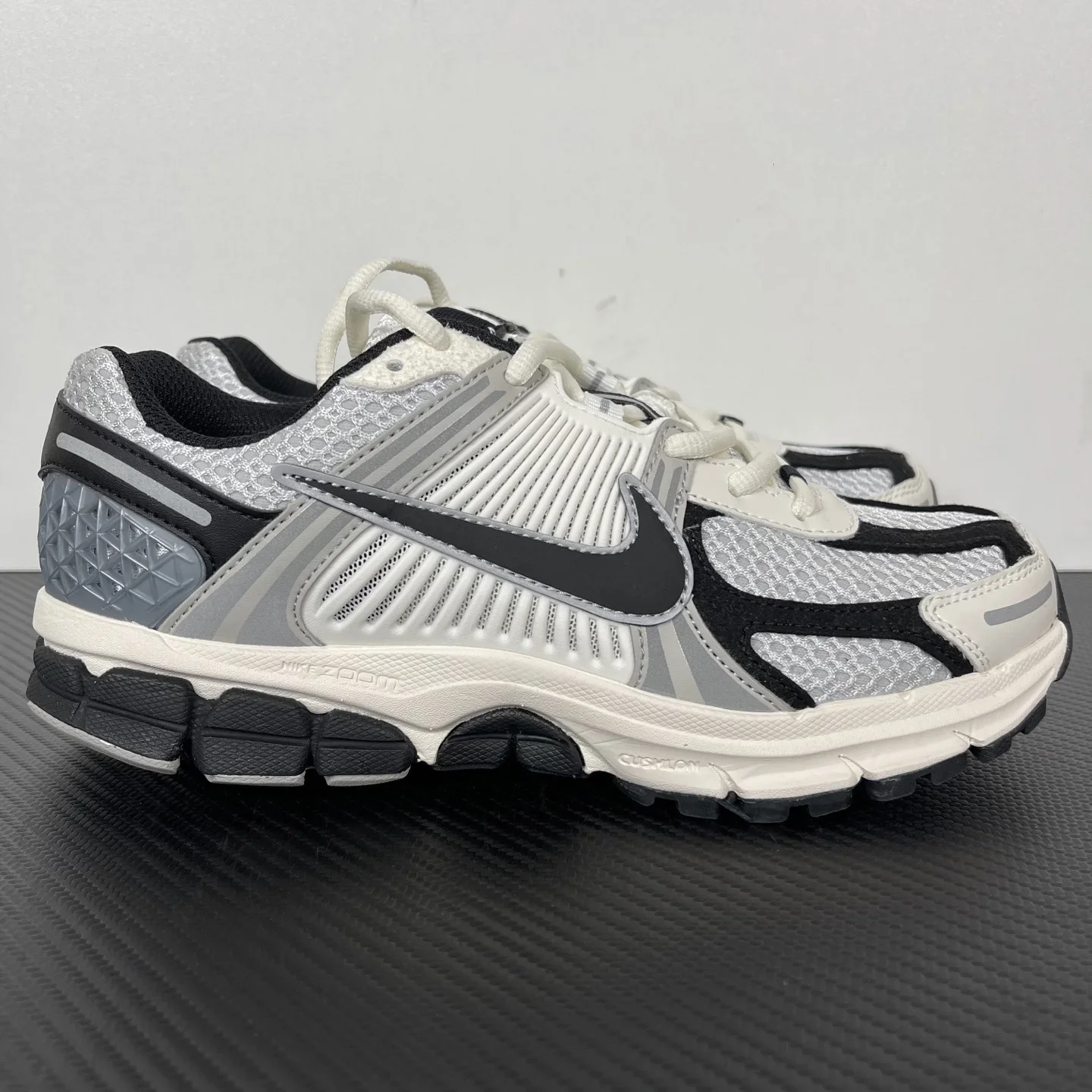 Nike Zoom Vomero 5 黑白色